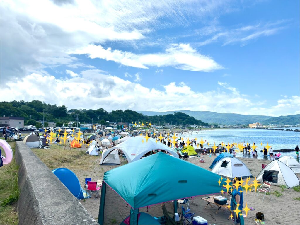 【北海道・余市】モイレ海水浴場の夏の風景|海水浴客とカラフルなテントが並ぶ人気ビーチスポット
