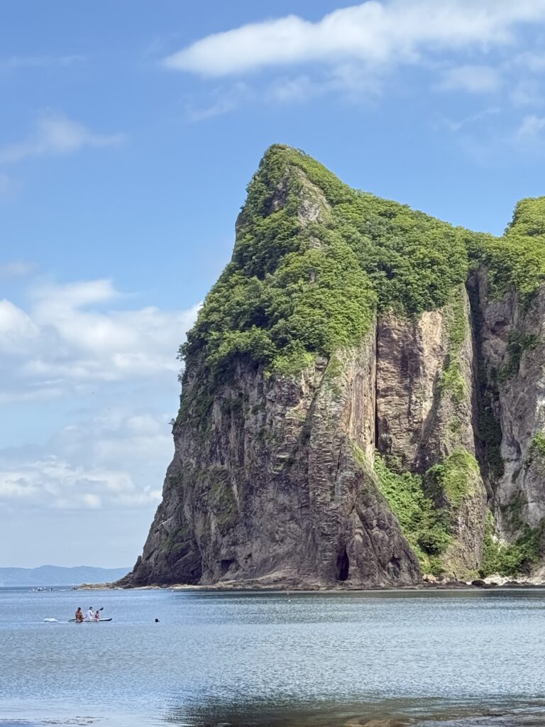 北海道余市・えびす岩周辺の断崖と青い海|混雑を避けて絶景を独り占めできる穴場ビーチ