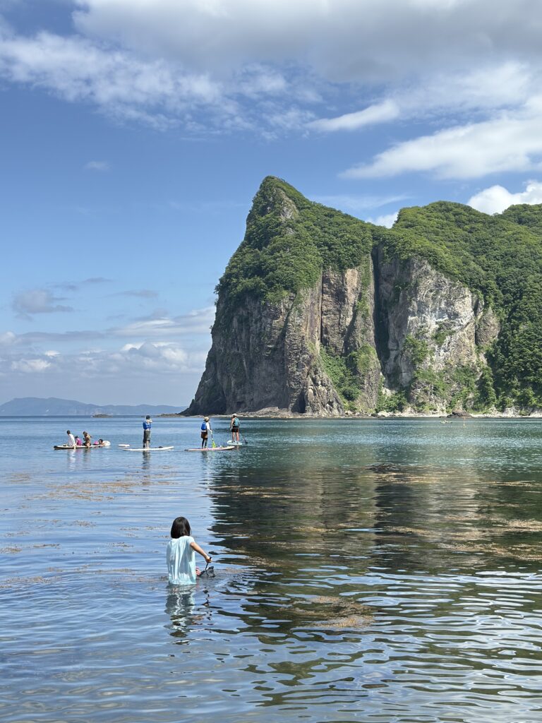 【北海道・余市】えびす岩を望む透明な海で磯遊びとSUPを楽しむ親子|子連れに人気の穴場絶景スポット