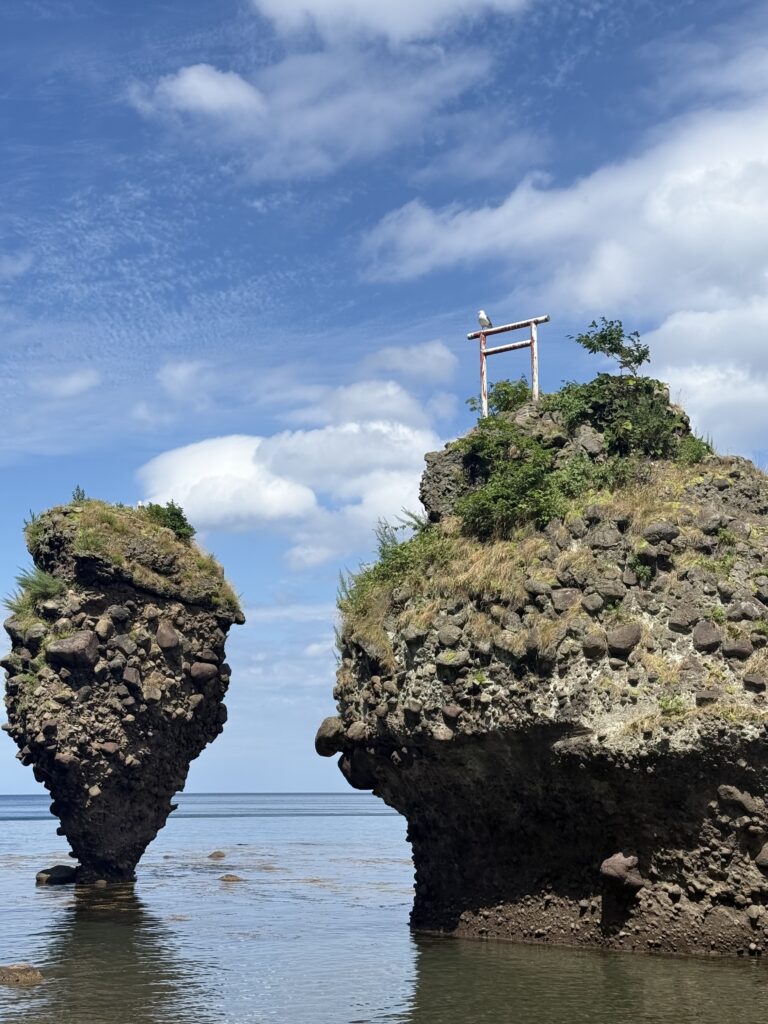 鳥居が立つ大黒岩と奥に広がるえびす岩|北海道余市の神秘スポットで癒しの絶景体験