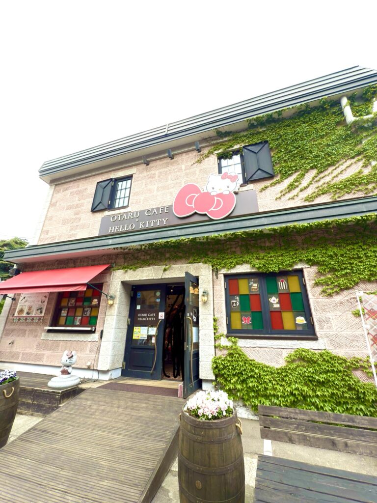 小樽ハローキティカフェ外観|北海道小樽の人気観光スポットで可愛い内装と限定メニューが楽しめる話題のカフェ