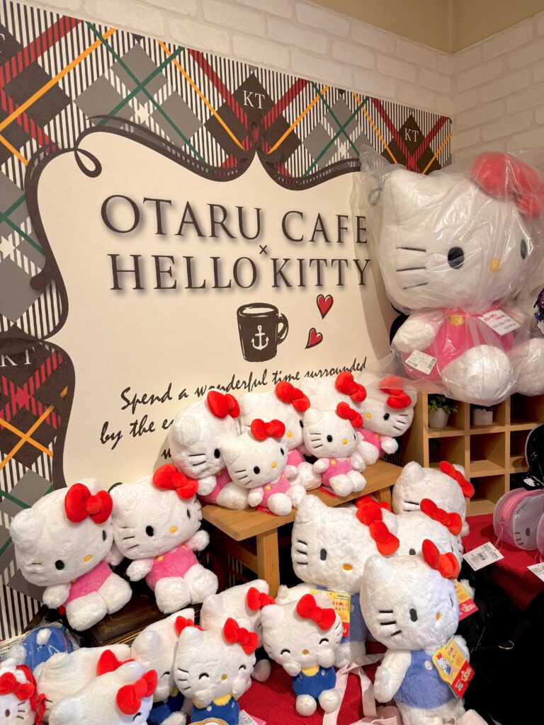 小樽ハローキティカフェの店内に並ぶ可愛いキティちゃんぬいぐるみと限定グッズの様子