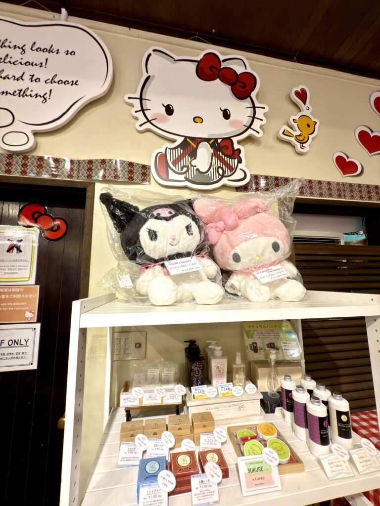 小樽ハローキティカフェ限定ぬいぐるみと可愛いお土産グッズが並ぶショップコーナー。
マイメロとクロミちゃん