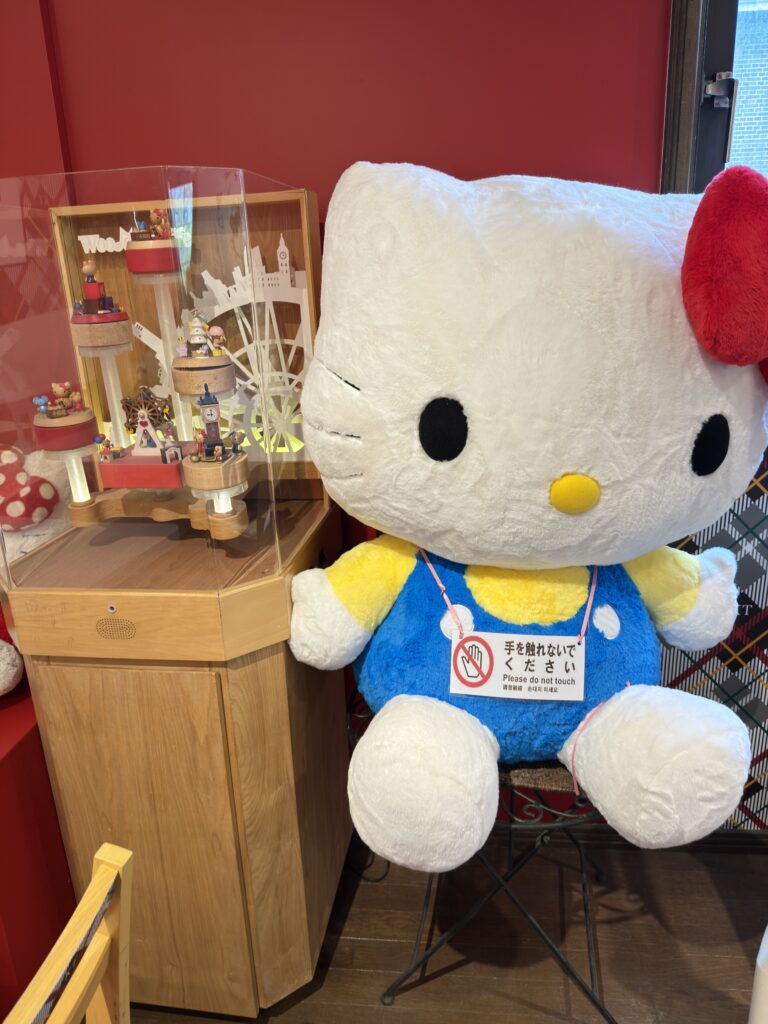 2階のカフェ店内。大きなキティーのぬいぐるみがお出迎え♡