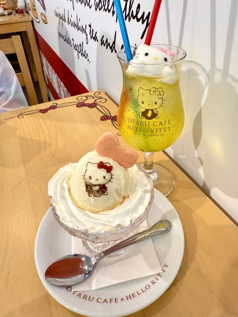 ハローキティのプカプカカラフルソーダ。レモンソーダと生クリームたっぷりのアイスクリーム。もちろんキティーの絵も書いてあって、可愛いアイスにもうメロメロです