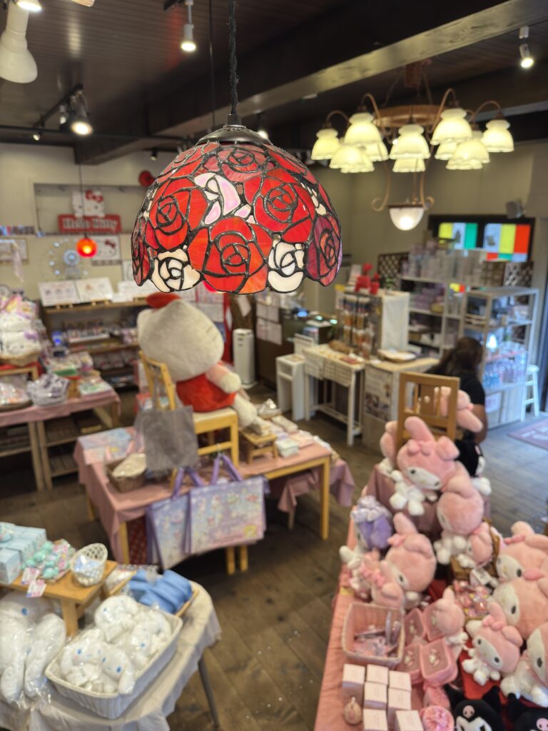 階段から店内を見下ろす。ライトまで可愛い😍真っ赤な薔薇でできたライトに胸キュン♡小樽ハローキティーカフェ