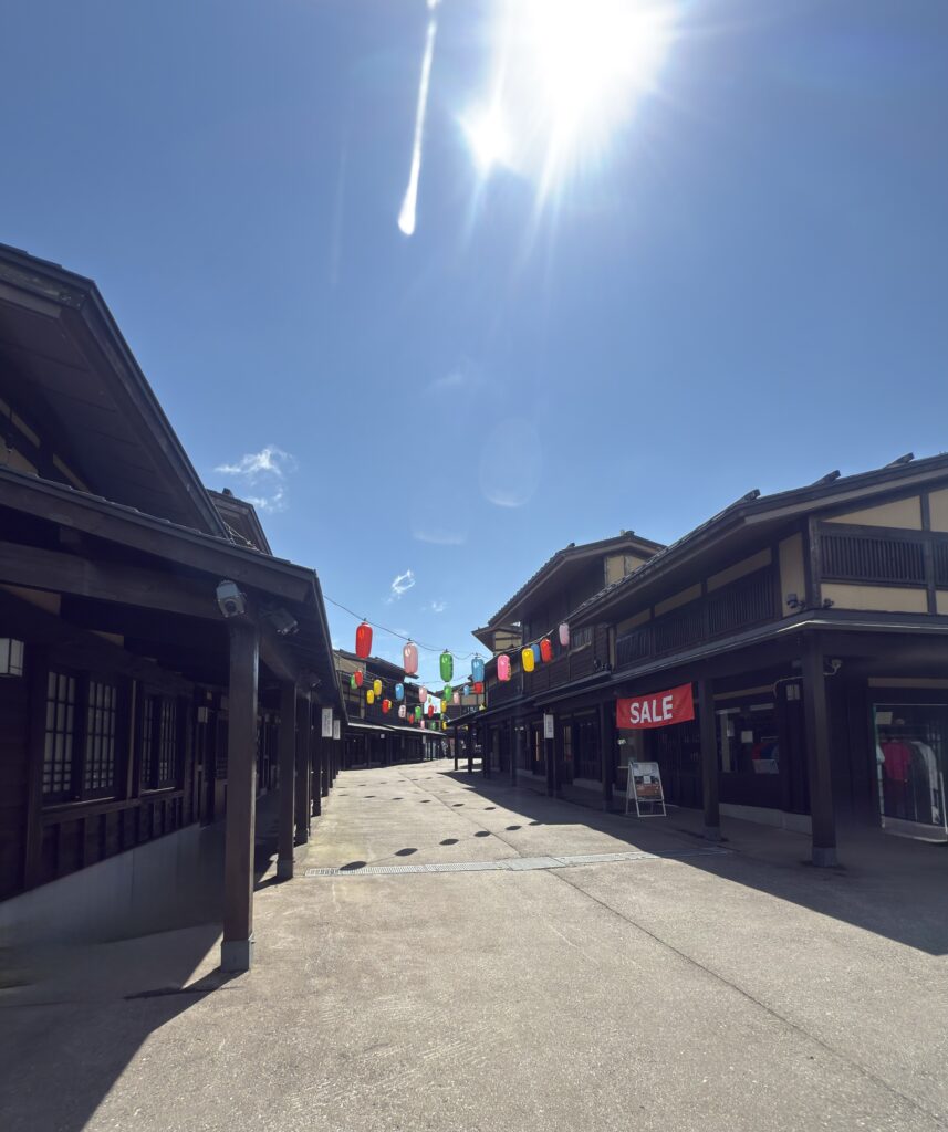 北海道ニセコビレッジ「NISEKO-YO」の提灯ストリート。青空の下、和モダンな建物が立ち並ぶフォトジェニックな通り