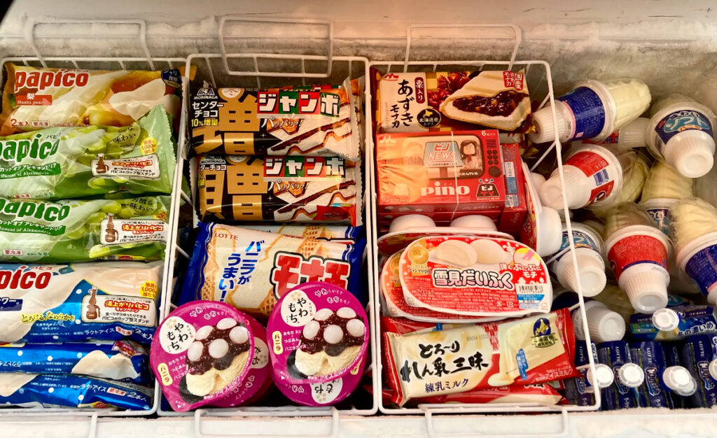 カルデラ温泉の売店のアイス、種類も豊富