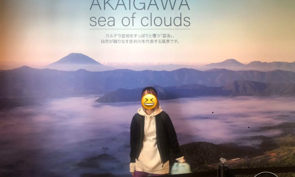 赤井川村「AKAIGAWA sea of clouds」フォトスポット—雲海に包まれるカルデラ地形と羊蹄山のシルエットを紹介する展示パネル