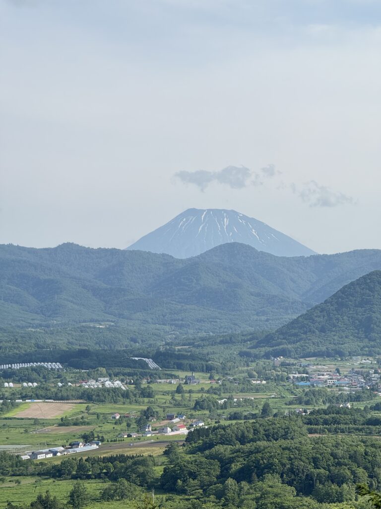 赤井川カルデラ展望台からの景色
赤井川村の風景の奥に羊蹄山の頭が見える