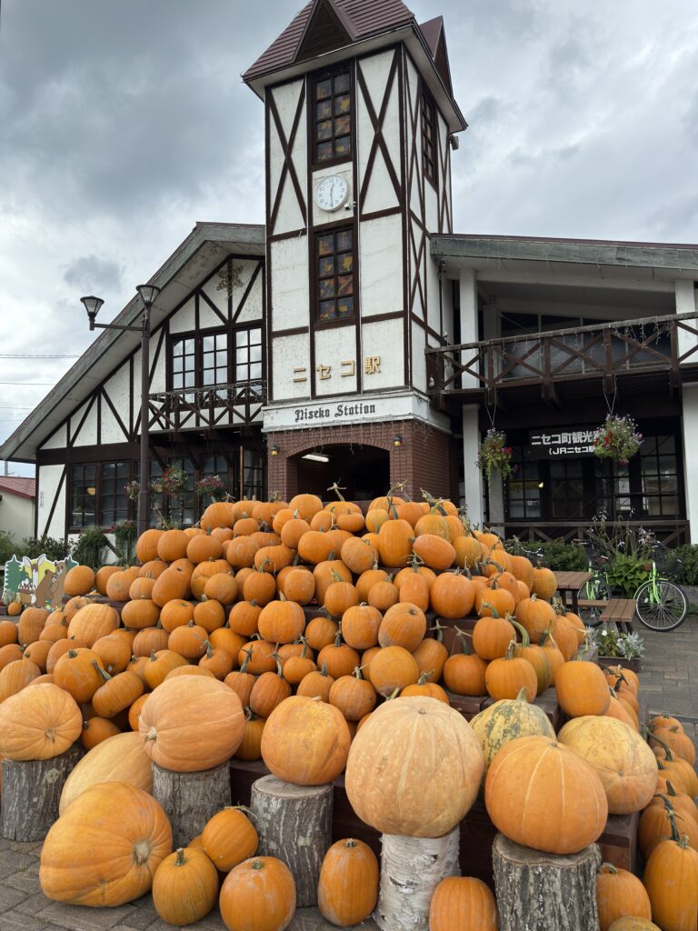 秋のニセコ駅はハロウィン🎃かぼちゃ一色
