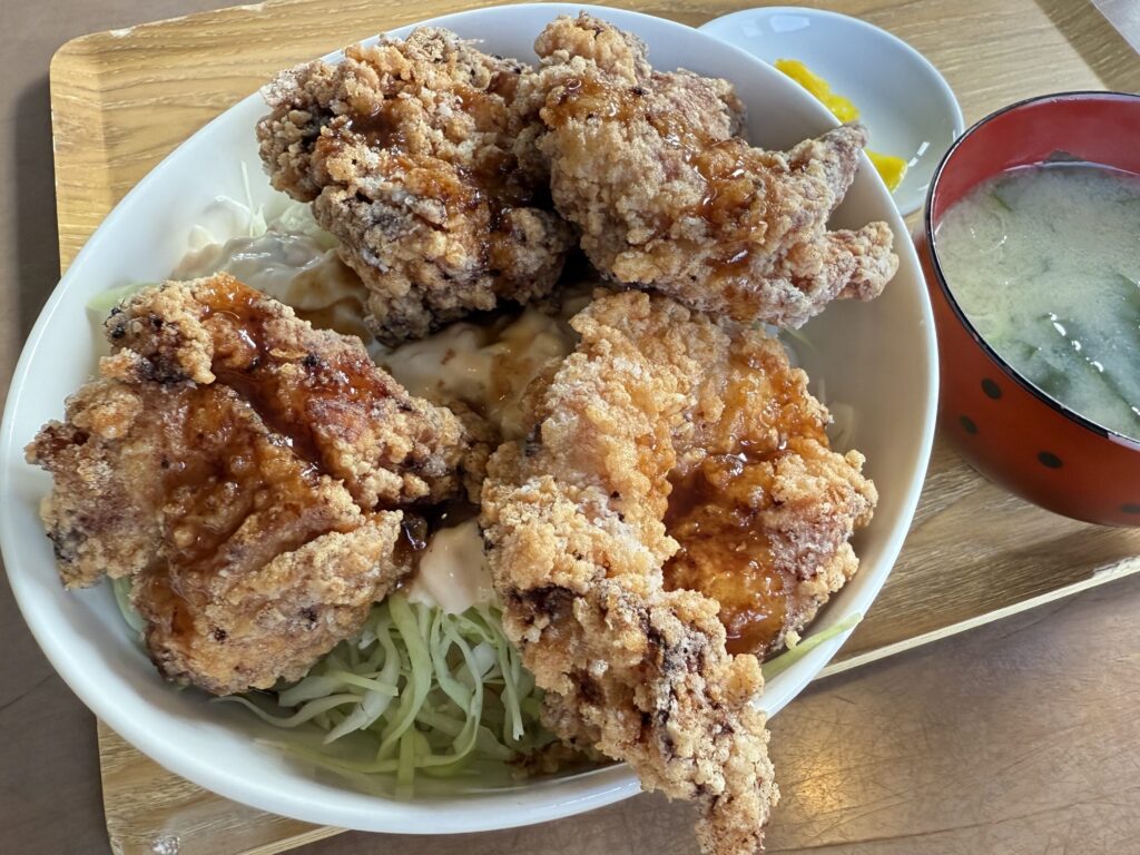 The fried chicken is big. Karaage & tartar sauce rice bowl