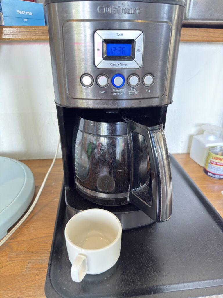 セルフサービスのランチタイムのコーヒー