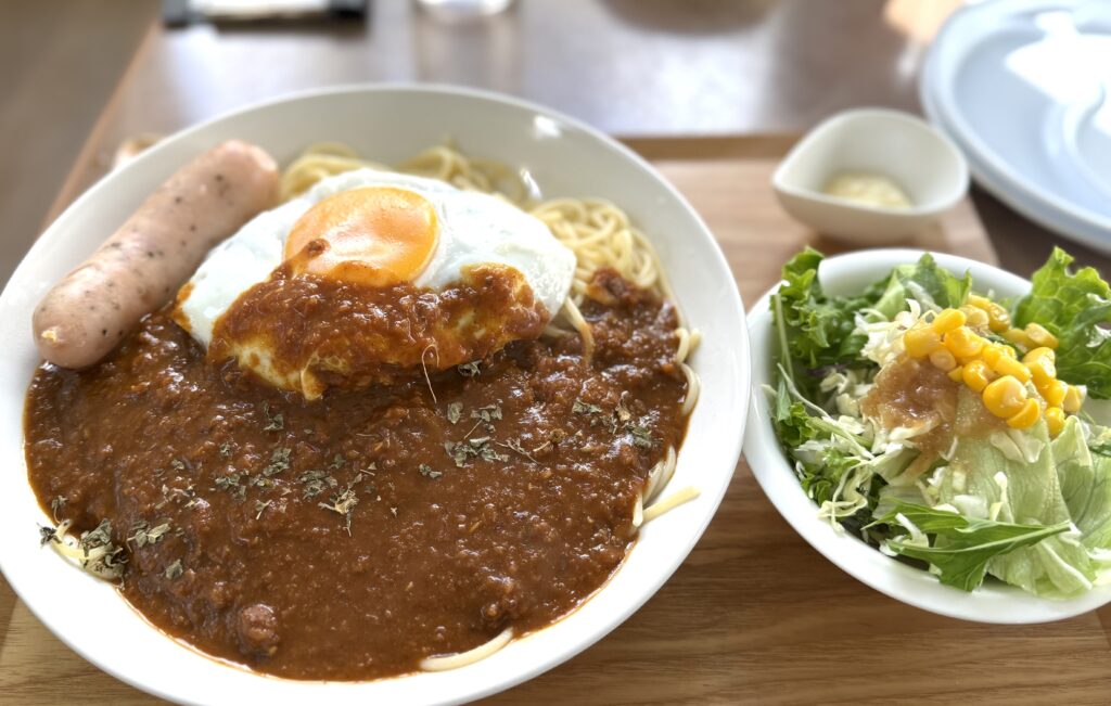 スパハンバーグカレーに、ソーセージ&フライドエッグをトッピング🎵