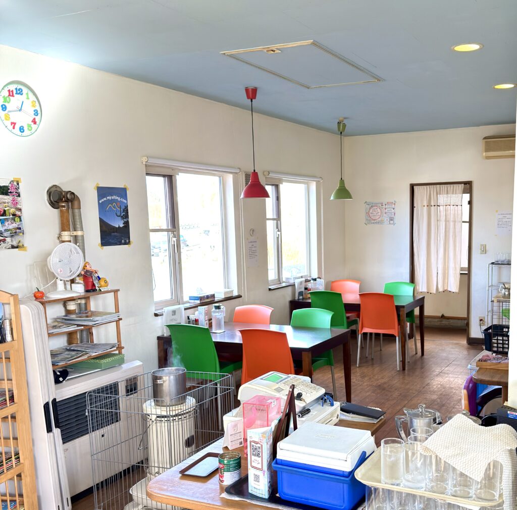 店内の白を基調とした壁、テーブル席カラフルな椅子で可愛い😍