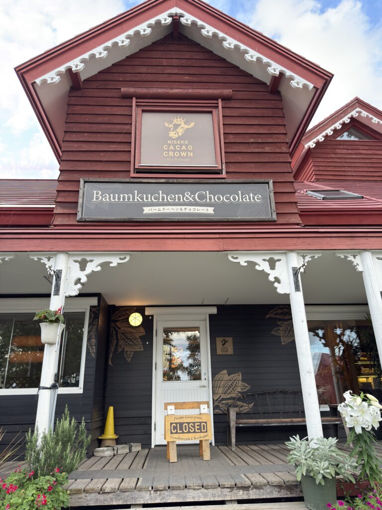 chocolate shop “CACAO CROWN.”
