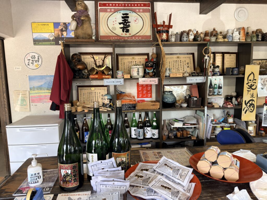 二世古酒造の店内と日本酒販売コーナー