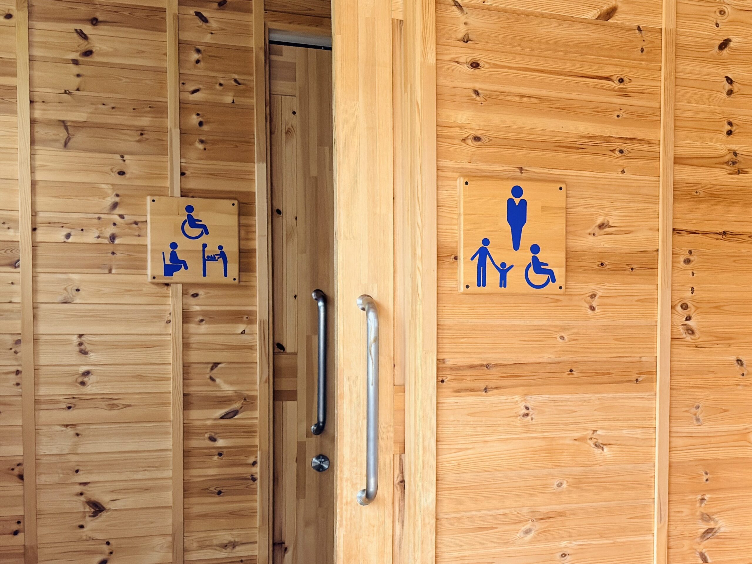 木の温もりを感じるわんぱく広場のトイレ内観男性側