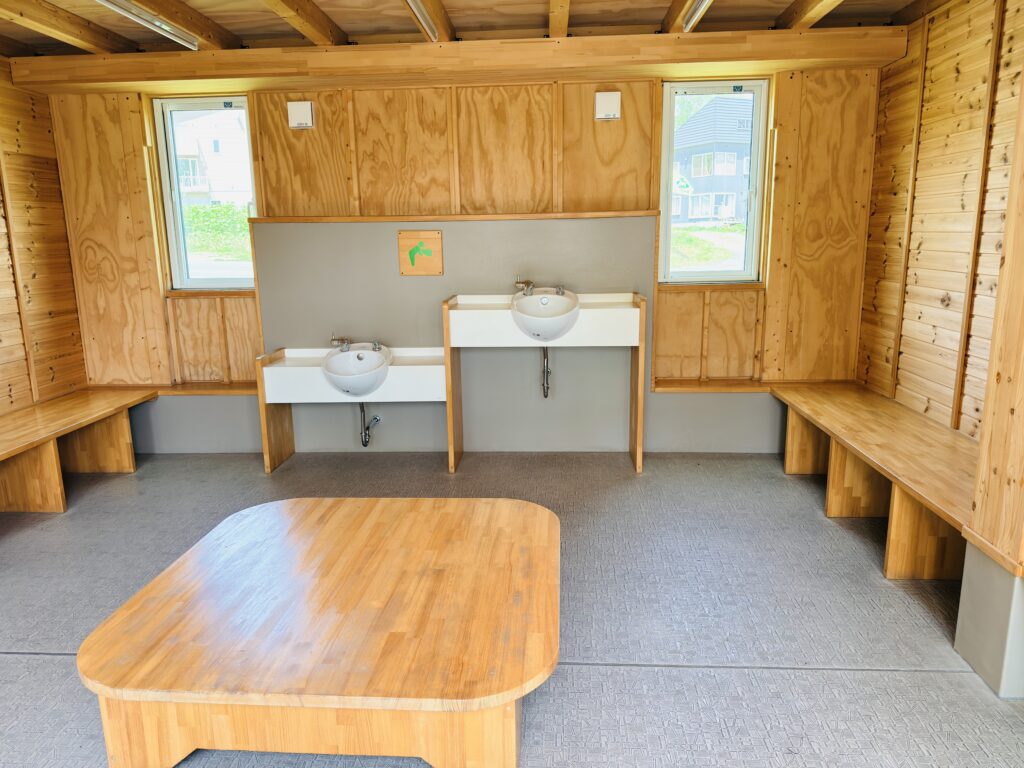 木の温もりを感じるわんぱく広場のトイレ内観