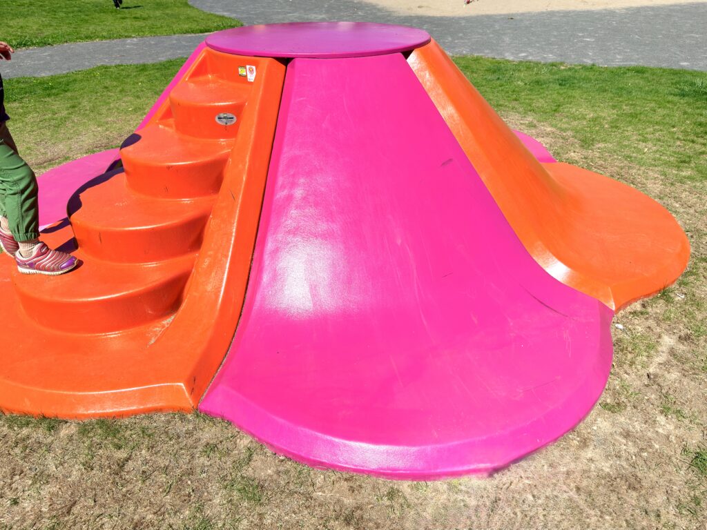 ニセコ ちびっこ広場の小さい子向けピンク色の低め滑り台