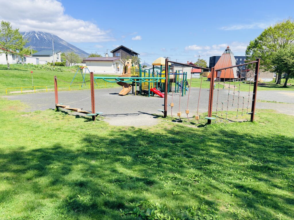 ニセコ ちびっこ広場 子連れで楽しめる羊蹄山が見える広い芝生公園の大型遊具