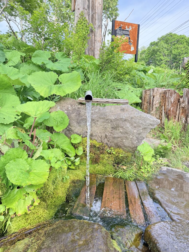 Niseko Kanrosui Spring Water, a natural spring water stop to visit by car in Niseko