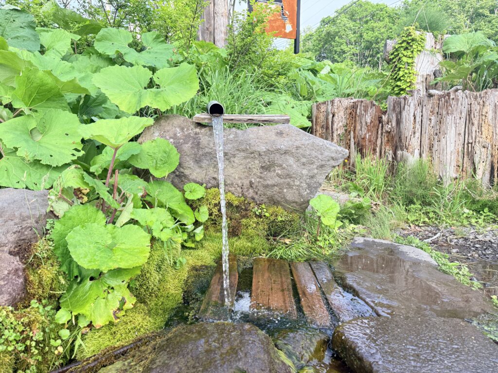 ニセコ名水甘露水の水汲み場と湧水口