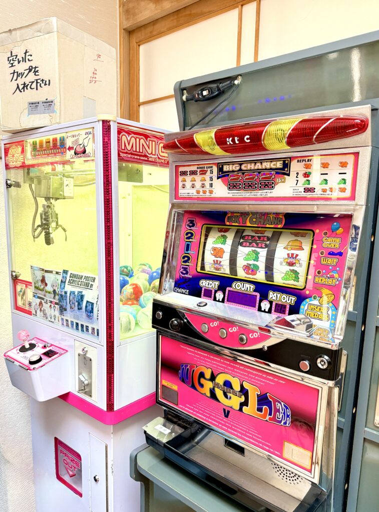 幽泉閣 子連れで楽しめるミニクレーンゲームとスロットマシン