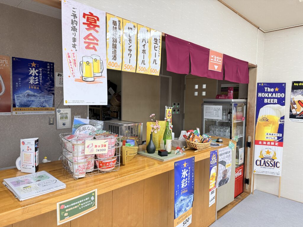 幽泉閣の館内カウンターとドリンク販売コーナー