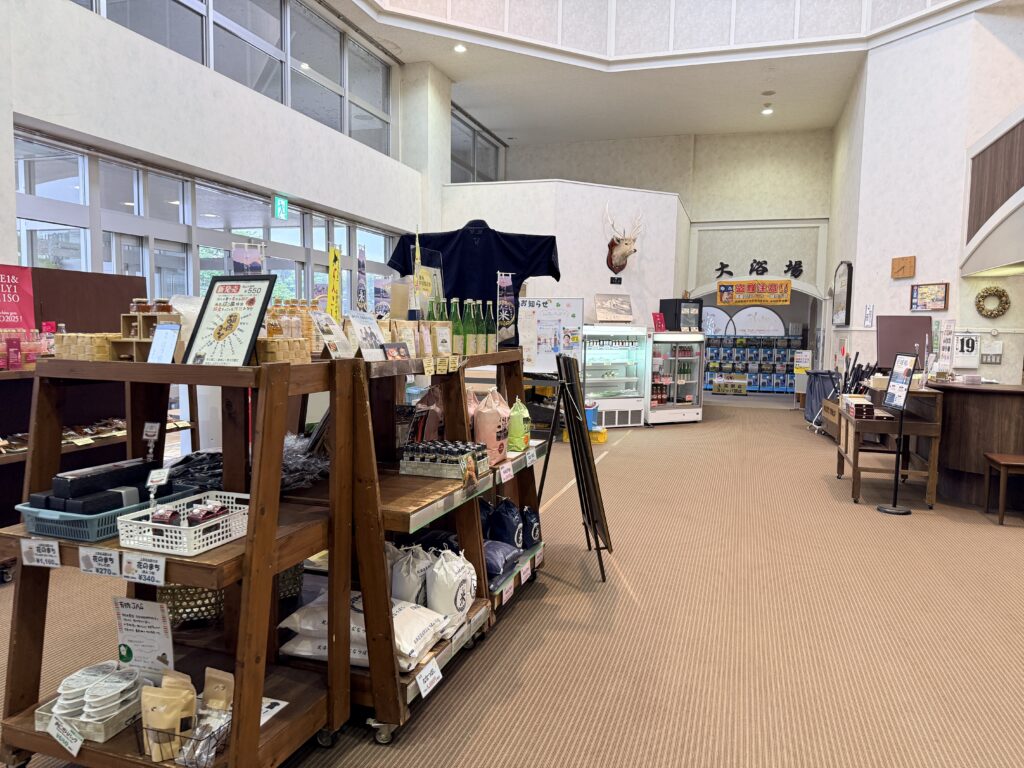 幽泉閣の売店コーナー、地元の名産品あり