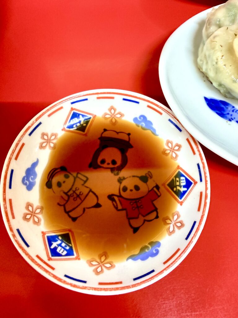 倶知安 ラーメン店なかまの赤いテーブルに置かれた餃子のタレ皿、パンダ