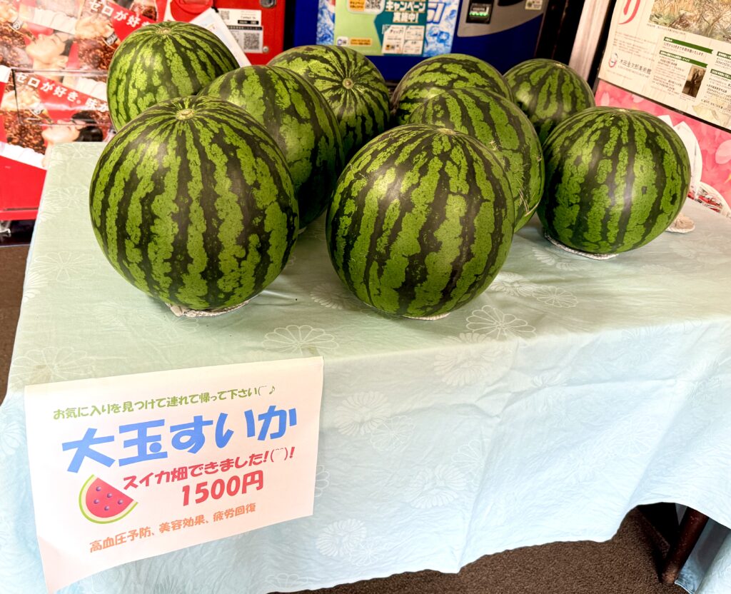 ワイス温泉ロビーで販売されていた大玉すいかと夏らしい売店コーナー