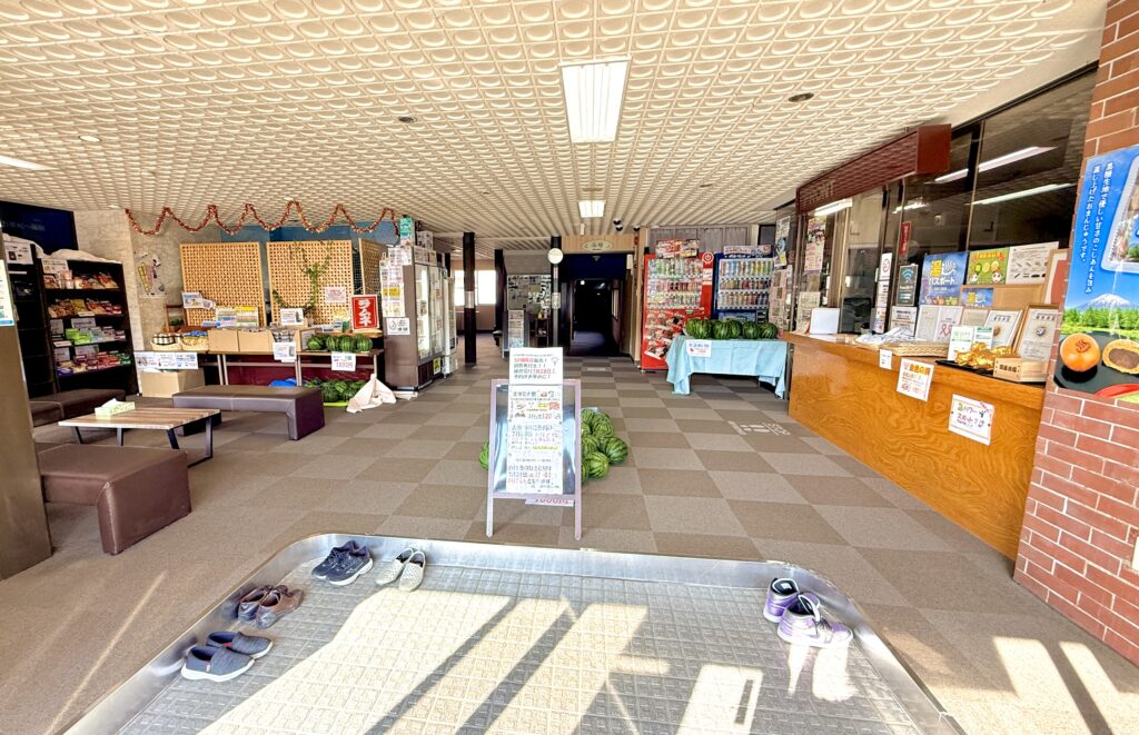 ワイス温泉旅館の広いロビーと受付、売店、自動販売機