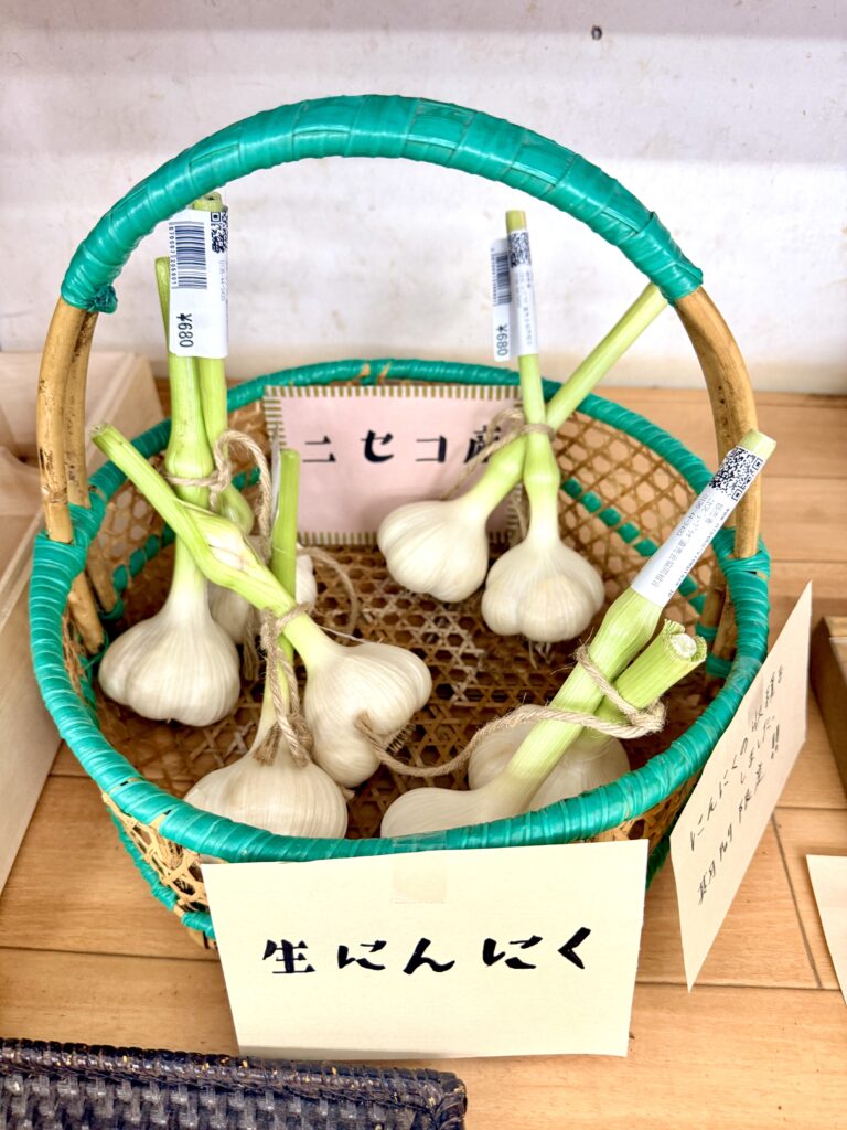 道の駅ニセコビュープラザで販売される生にんにく ニセコ産の旬の夏野菜