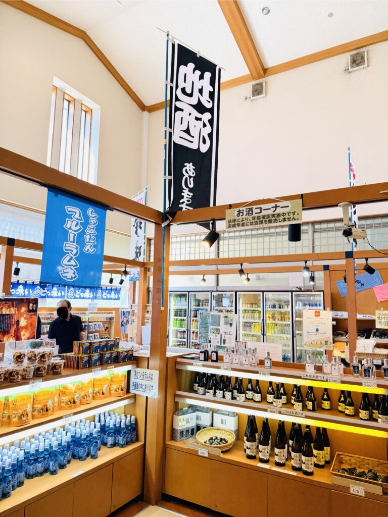 神威岬カムイ番屋の積丹土産が並ぶ売店