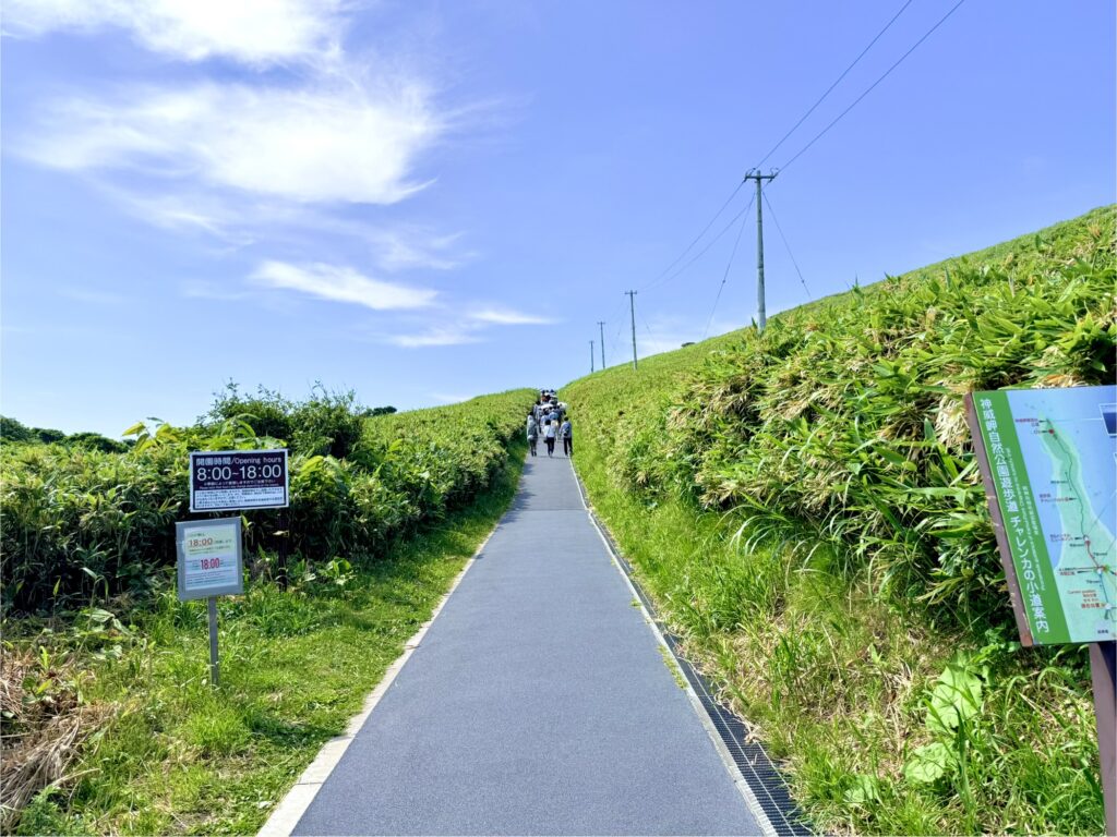 神威岬の女人禁制の門までの上り坂