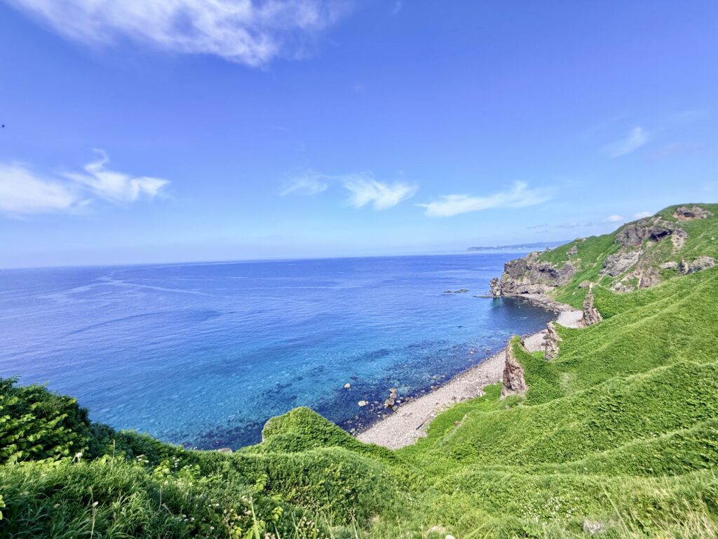 神威岬の緑の尾根と鮮やかな積丹ブルーの海