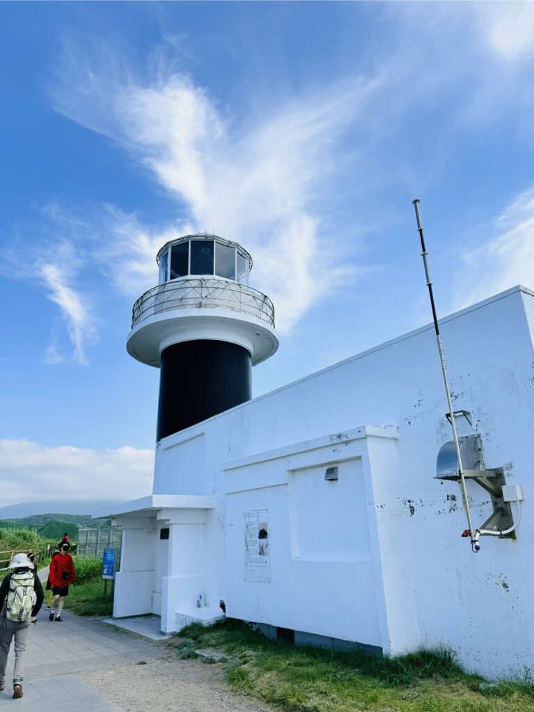 積丹ブルーを望む神威岬灯台