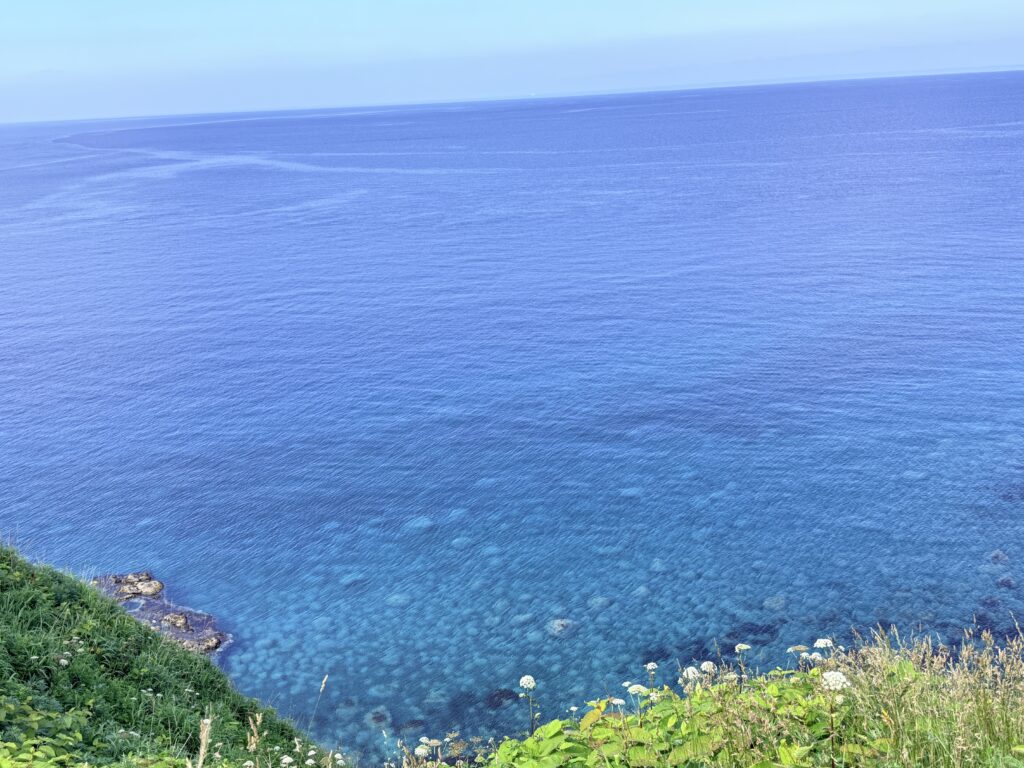 神威岬先端から望む透き通った積丹ブルーの日本海