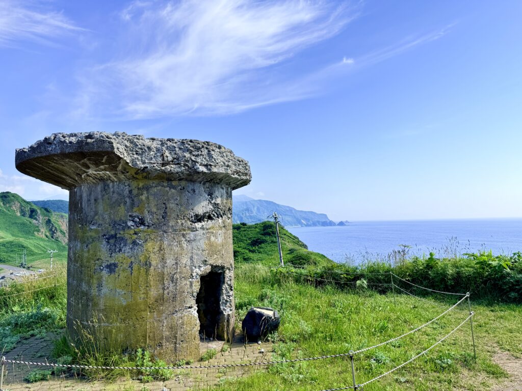 神威岬に残る電磁台（電波探知塔）のコンクリート遺構と積丹ブルー