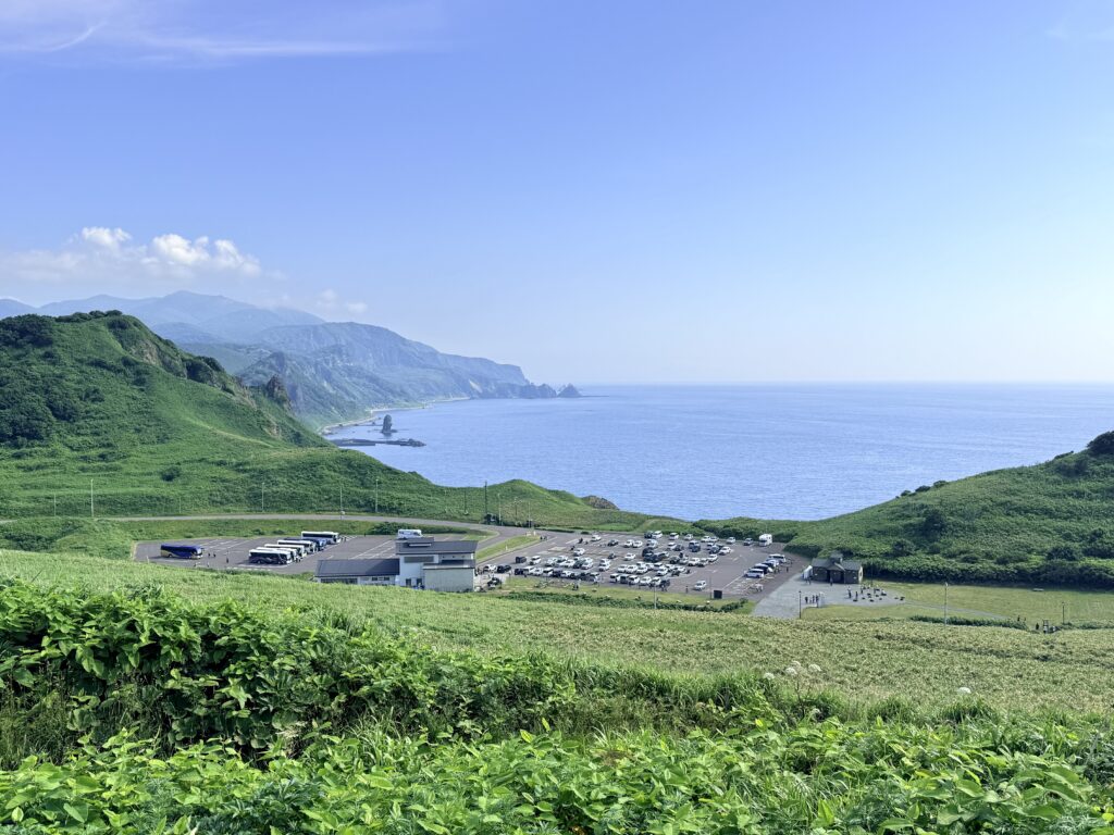 神威岬の無料駐車場と積丹の海を見下ろす景色