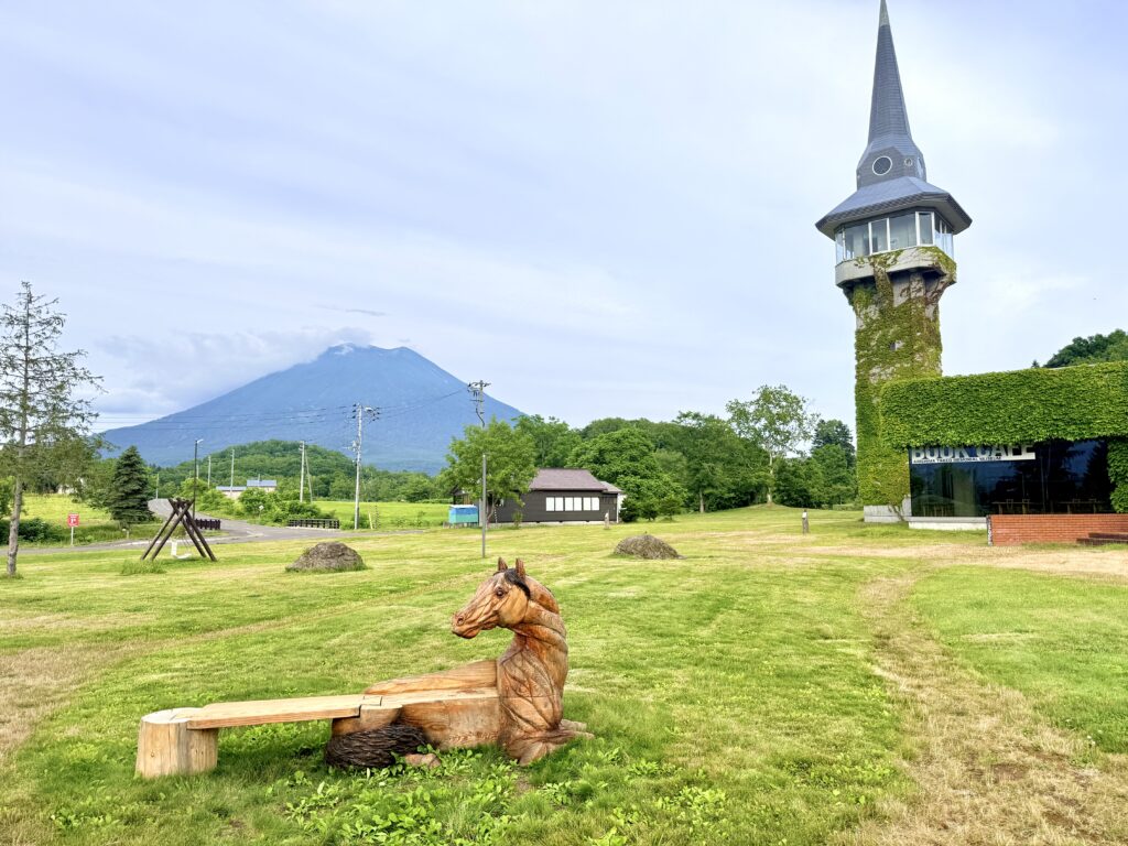 有島記念館のベジピク馬ベンチと羊蹄山