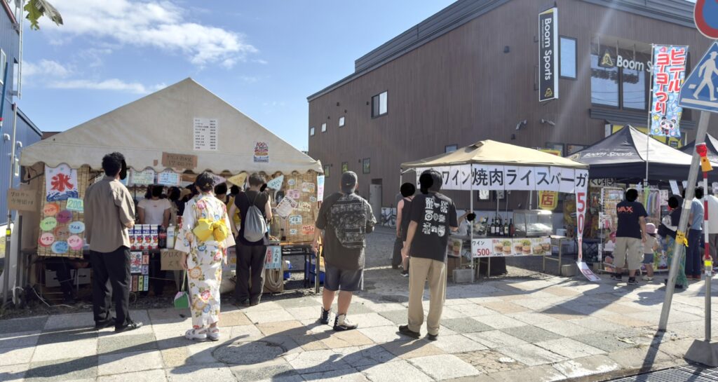 くっちゃんじゃが祭り2026の屋台が並ぶ倶知安駅前通りの様子