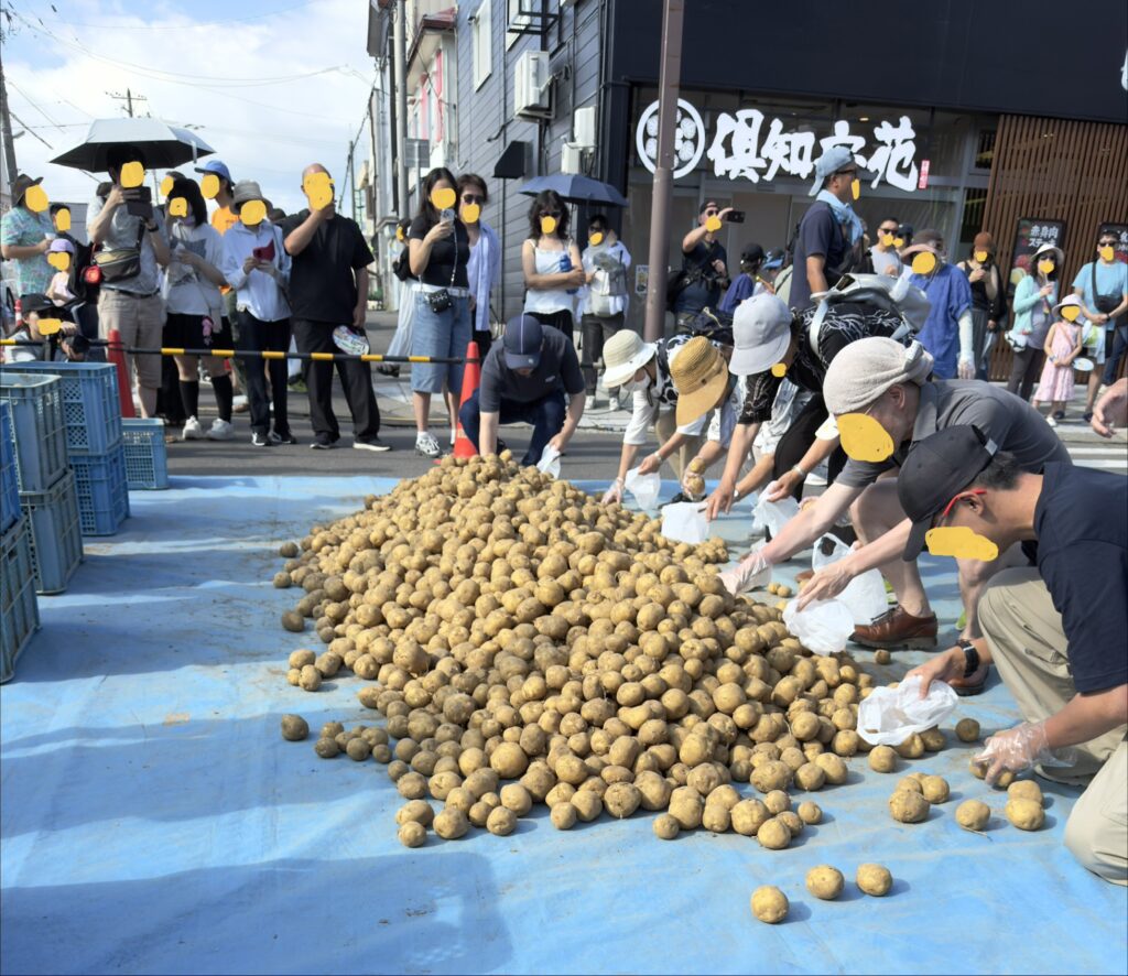 Kutchan Potato Festival 2026 participants filling bags during the Potato Grab Challenge