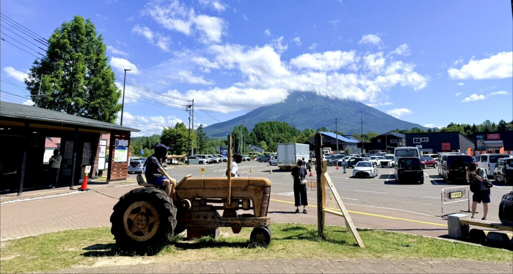 道の駅ニセコビュープラザのベジピク木製トラクターと羊蹄山