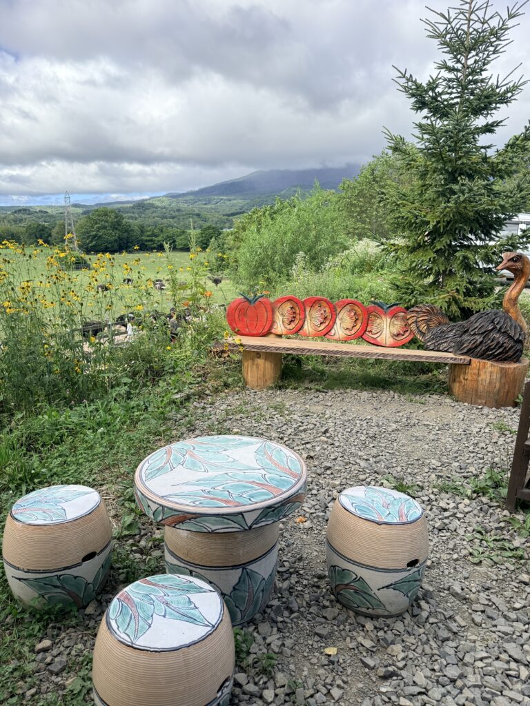 第二有島だちょう牧場のベジピク木製ダチョウベンチとニセコの景色