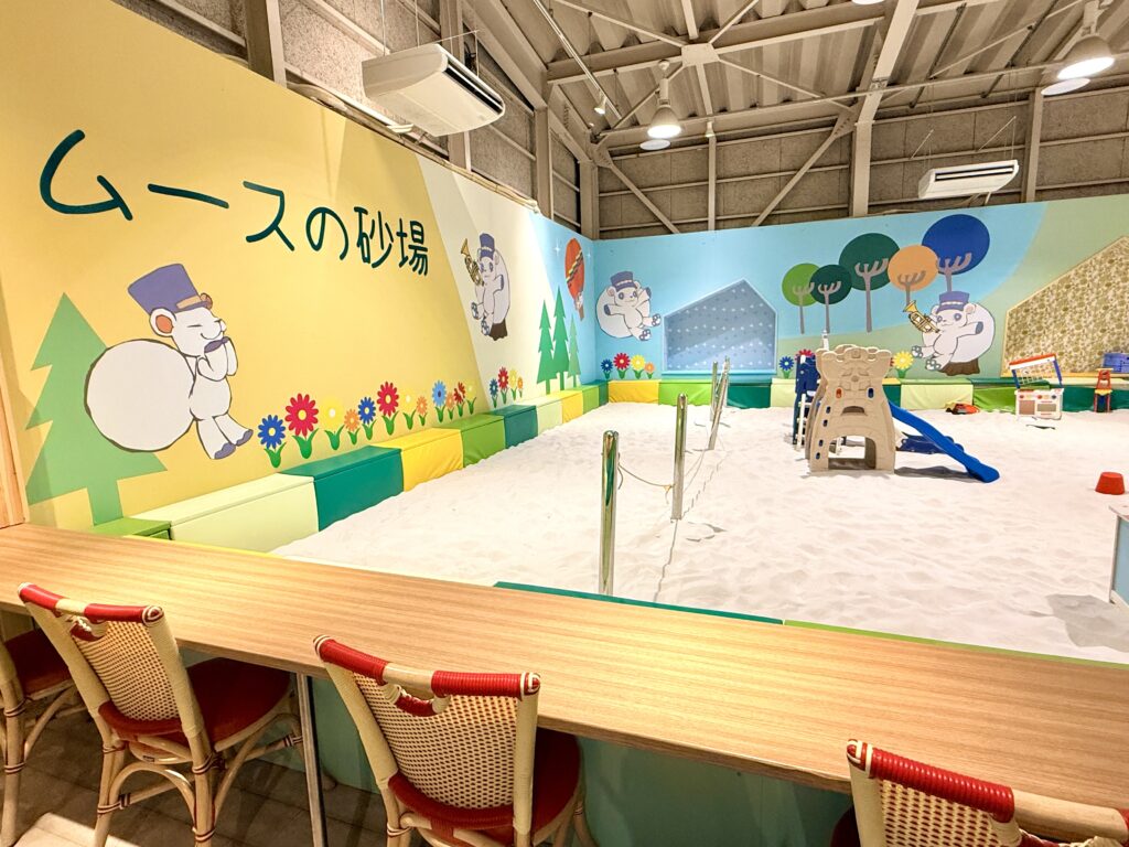 ルースとムースの森カフェにある子ども向け室内砂場