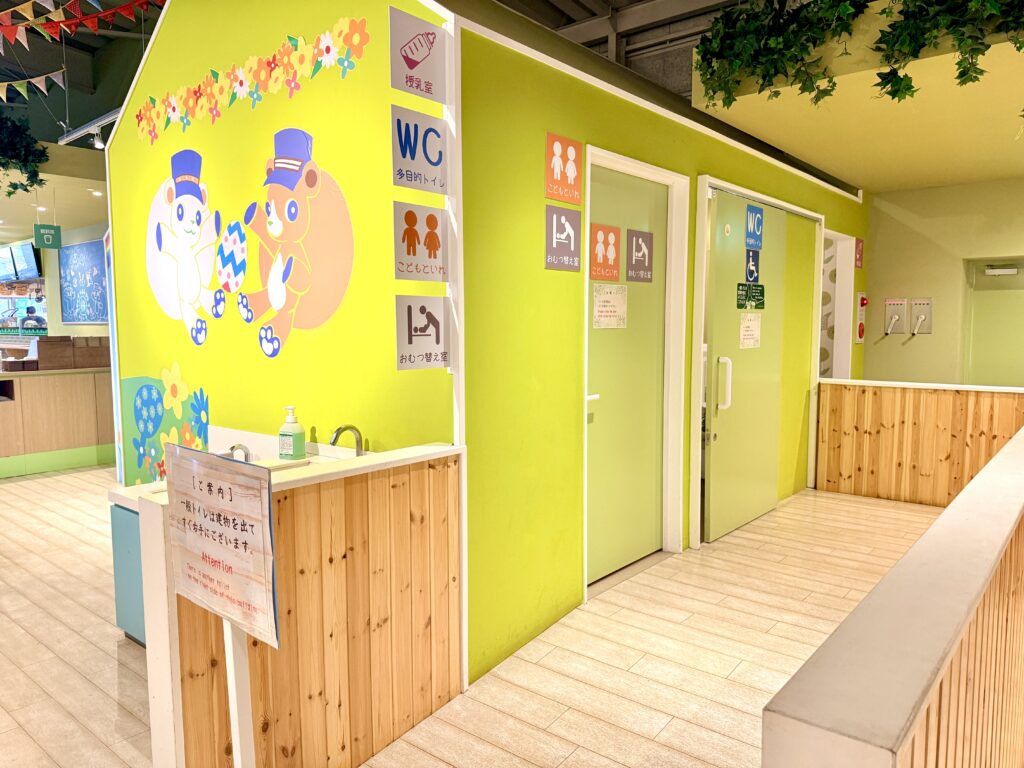 ルースとムースの森カフェのトイレ入り口