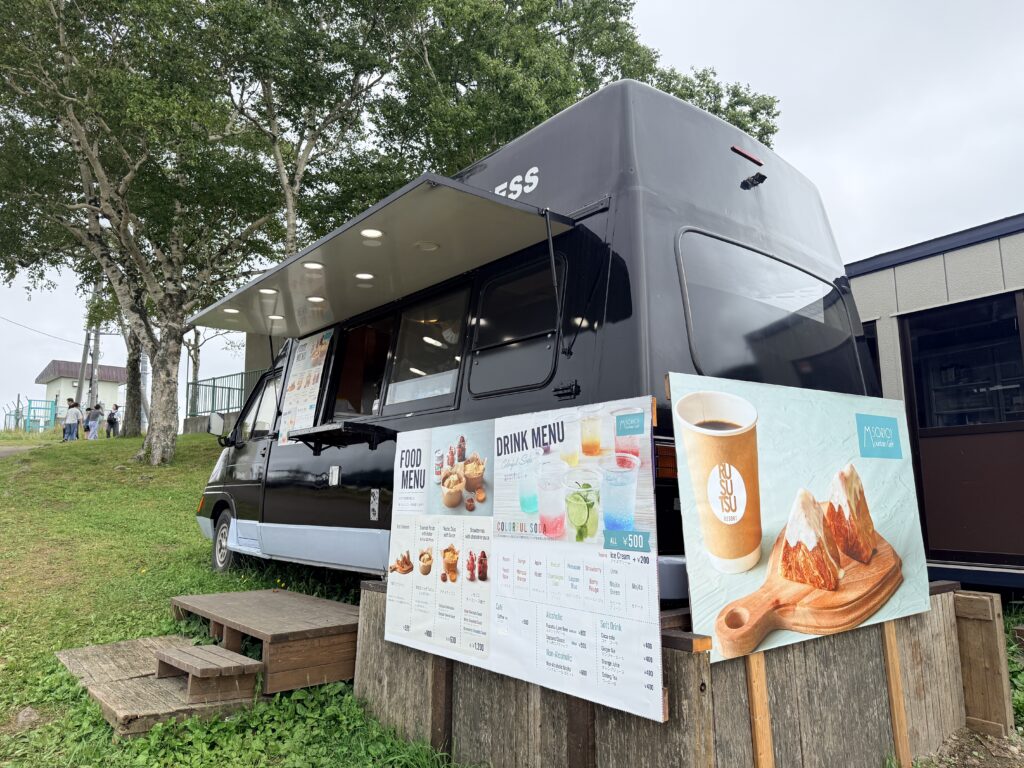 羊蹄パノラマテラスの山頂カフェカーと夏の山景色