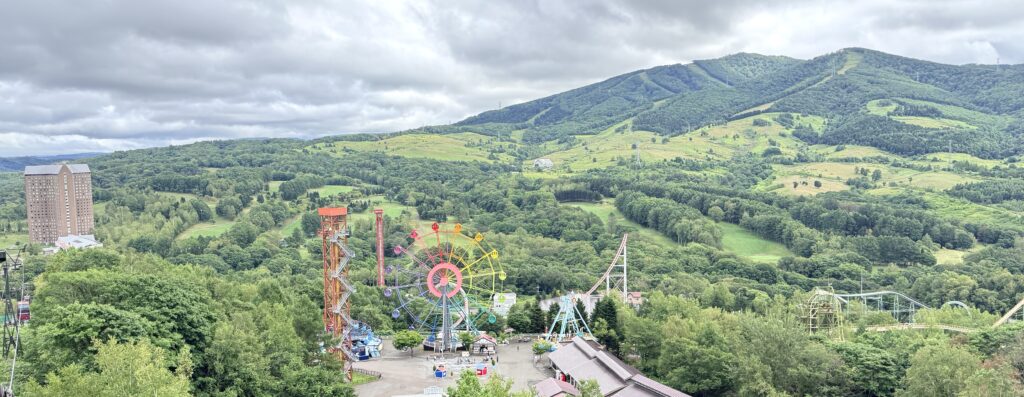 羊蹄ゴンドラから見下ろすルスツリゾート遊園地と観覧車